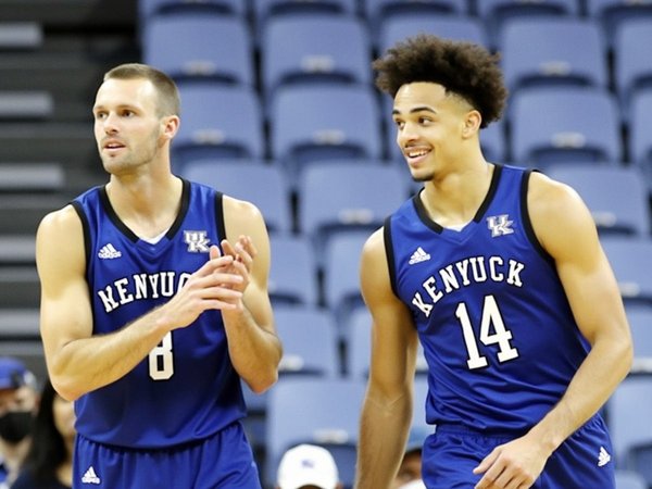 Quels sont les avantages de l'entraînement en circuit pour les basketteurs durant la période de pré-saison?