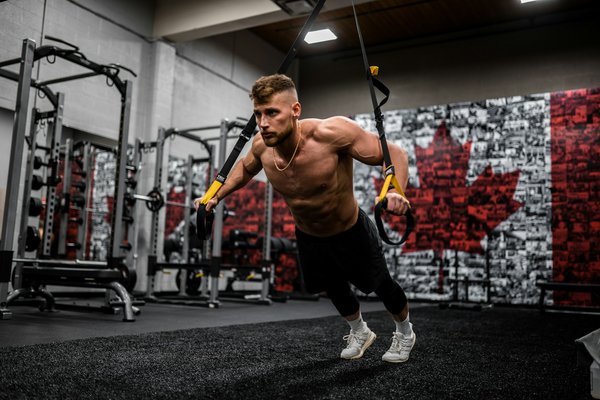 Comment structurer une routine de musculation pour améliorer la force des muscles stabilisateurs chez les pratiquants de surf?